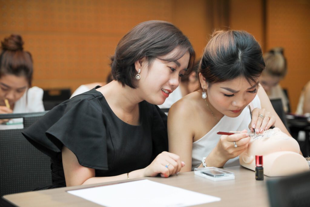 Master Vy Nguyễn Co-founder học viện Vi Beauty Academy, chủ biên tạp chí làm đẹp Lash Artist VN, đảm nhận vị trí Ban Cố Vấn Cấp Cao Bộ môn Nối Mi tại Lễ hội ngành làm đẹp Việt Nam. Global Beauty Festival VN 2020 7 grand master vy nguyễn - đại hội Lash Master Vietnam.jpg